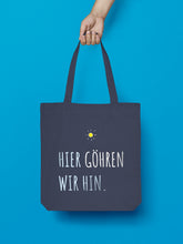 Laden Sie das Bild in den Galerie-Viewer, Jutebeutel in Nachtblau Hier Göhren wir hin