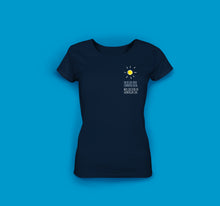 Laden Sie das Bild in den Galerie-Viewer, Frauen T-Shirt in Navy ob regen oder sonnenschein wir checken in ladbergen ein