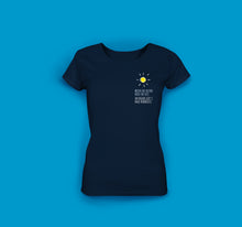 Laden Sie das Bild in den Galerie-Viewer, frauen t-shirt navy weder ins hilton noch ins ritz im urlaub gehts nach nonnevitz