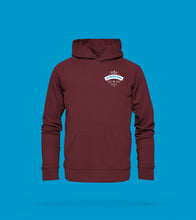 Laden Sie das Bild in den Galerie-Viewer, Hoodie in Burgundrot In Wendtorf sagt man Probst
