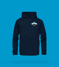 Laden Sie das Bild in den Galerie-Viewer, Hoodie in Navy In Wendtorf sagt man Probst