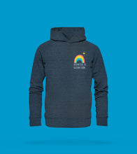 Laden Sie das Bild in den Galerie-Viewer, Hoodie Regenbogen in Blau. Heidewitzka, ist Egestorf schön.