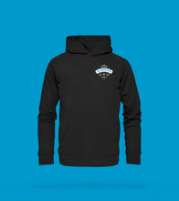 Laden Sie das Bild in den Galerie-Viewer, Hoodie in Schwarz In Wendtorf sagt man Probst