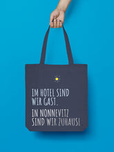 Laden Sie das Bild in den Galerie-Viewer, Jutebeutel in Nachtblau.  Im Hotel sind wir Gast. In Nonnevitz sind wir Zuhause.