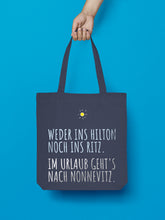 Laden Sie das Bild in den Galerie-Viewer, Jutebeutel nachtblau weder ins hilton noc ins ritz im urlaub gehts nach nonnevitz