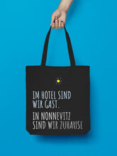 Laden Sie das Bild in den Galerie-Viewer, Jutebeutel in Schwarz Im Hotel sind wir Gast. In Nonnevitz sind wir Zuhause.