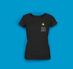 Frauen T-Shirt in Schwarz ob regen oder sonnenschein wir checken in ladbergen ein