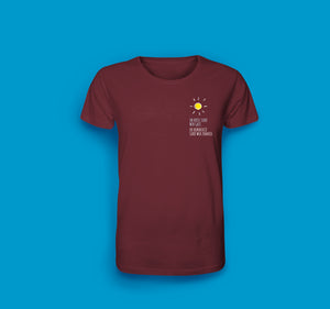 Herren T-Shirt in Burgundrot. Im Hotel sind wir Gast. In Nonnevitz sind wir Zuhause.